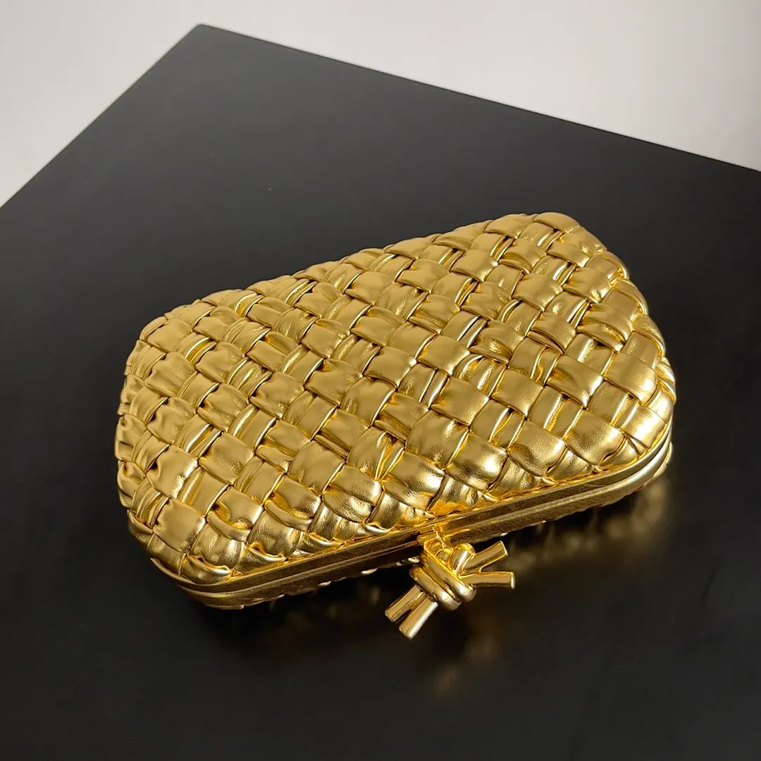 Batch 1860 BV Knot | The classic return of the evening bag. Original leather ➕ Stainless steel hardware ➕ 24k real gold plating ➕ Fully handmade. Those who know the history of our brand should have heard that the knot is a story of Bottega Veneta, and it is also one of the more important design elements. Matthieu Blazy's work this season sublimates Knot's classics, with a new knot design and a woven shoulder strap, plus Fouland Intreccio's weaving technology, adding some fashion to the retro and nostalgic feel of the past. Style number: 717622 Size: 20.5*6*12.5